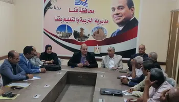 اثناء اجتماع وكيل وزارة التربية والتعليم بقنا بالمعلمين 