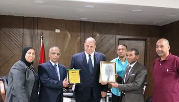 اثناء تكريم وكيل وزارة قنا التعليمية 