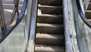 السلم الكهربائي 