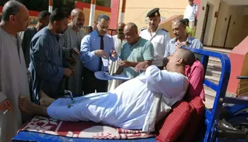 مواطن من إسنا يدلي بصوته في انتخابات مجلس النواب محمولًا على تروسيكل