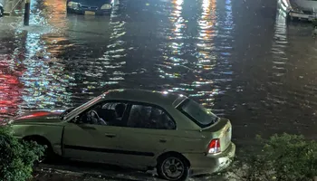 بسبب الطقس السىء .. سقوط ثلاث أعمدة انارة و لافتات الدعاية الانتخابية ببورسعيد  