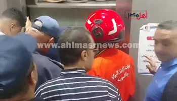 محاولات قوات الحماية المدنية لإنقاذ المواطنين العالقين 