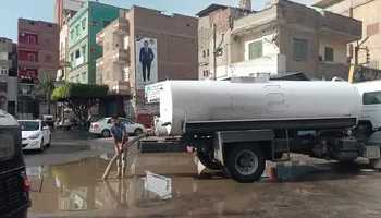 جانب من رفع مياه الأمطار 