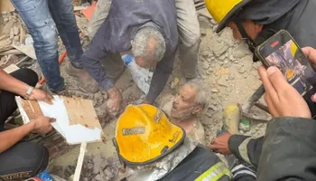 خلال انتشال المسن من تحت الأنقاض