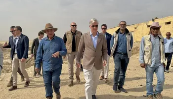 زاهي حواس يستقبل ملك بلجيكا في موقع حفائر سقارة