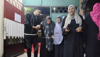 سيدة ثمانينية تدلى بصوتها