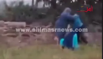 شاب يعتدي على والدته وشقيقته بالضرب