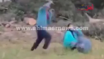 شاب يعتدي على والدته وشقيقته بالضرب