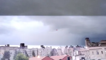 صورة توضح إضاءة البرق سماء الإسكندرية ليلاً