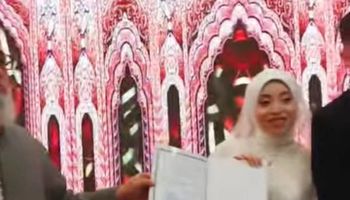 عروس تتسلم إجازتها للقرآن الكريم ليلة زفافها 