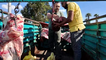 محافظ الإسماعيلية يستوقف سيارة لحوم 