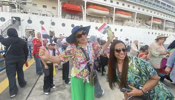 محافظ بورسعيد ونائب رئيس الهيئة الاقتصادية لقناة السويس يستقبلان السفينة السياحية «MSC Armonia» وعلى متنها 2700 سائح