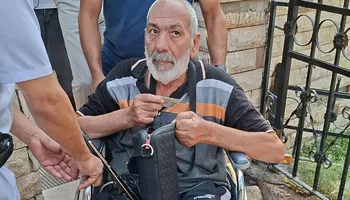 مسن يدلي بصوته في الانتخابات