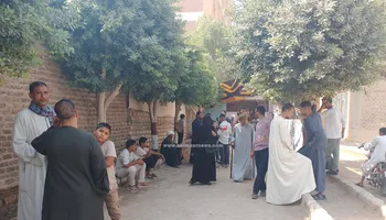 مسن يصطحب زوجته للإدلاء بصوتهما 