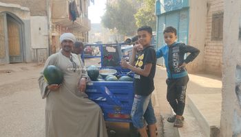 مواطن يبيع بطيخ أمام اللجان 