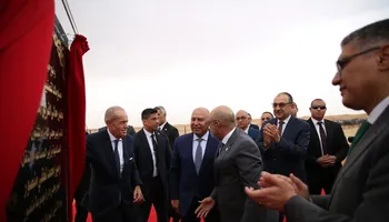 وزيرا النقل وقطاع الاعمال اثناء الافتتاح