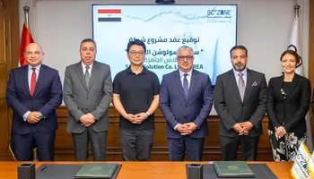 وليد جمال الدين أثناء توقيع العقد