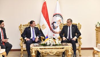 وزير الدولة للإنتاج الحربي ووزير دفاع أرمينيا يناقشان موضوعات التعاون المشترك 