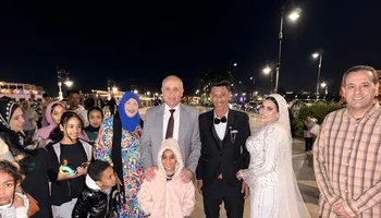 المحافظ يهنأ العروسين 