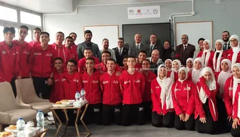 صورة تذكارية لطلاب مدرسة فتح الله مع الدكتور عربي أبو زيد وكيل وزارة التربية والتعليم بالإسكندرية