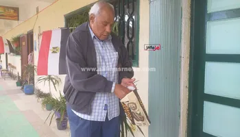 أحمد، مسن يدلي بصوته في انتخابات مجلس النواب بكفر الشيخ 