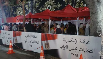 اصطفاف الشباب أمام إحدى لجان دائرة الرمل