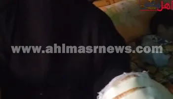 الام واحد اطفالها 