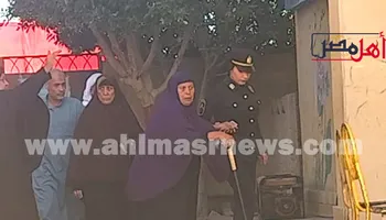 الشرطة النسائية تساعد كبار السن 