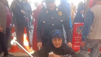 الشرطة النسائية تساعد كبار السن 