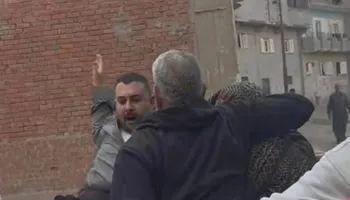 الطالبة أثناء الاعتداء عليها 