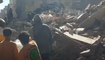 جانب من أعمال البحث أسفل العقار المنهار 