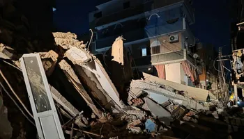 جانب من انهيار العقار 