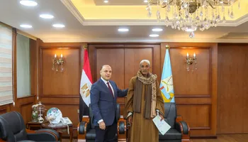 جانب من تسليم العقود 