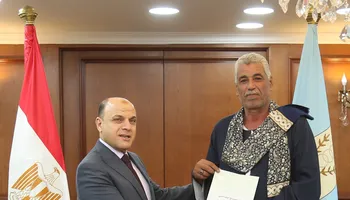 جانب من تسليم العقود للمواطنين 