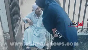 جانب من مساعدة الزوجة زوجها للإدلاء بصوته فى انتخابات النواب 