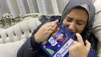 حاضنه صورته و ميدالياته.. والدة يوسف ضحية حمام السباحة فى بطولة الجمهورية: عاوزه حق ابنى