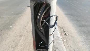 أعمدة إنارة مكشوفة بالشوارع 