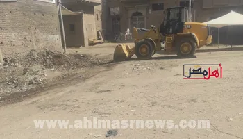 طفل يقود معدة اللودر لمحلية في قنا 