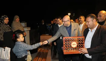 محافظ بنى سويف يوزع شيكولاته 