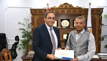 محافظ قنا يكرم عامل 