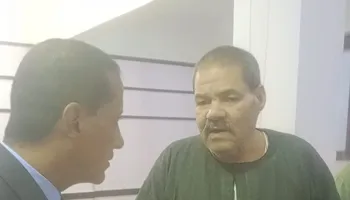 مستشار يساعد كفيف 