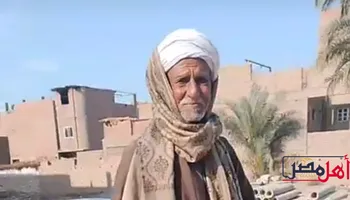 ناخب يدلي بصوته بالحمار