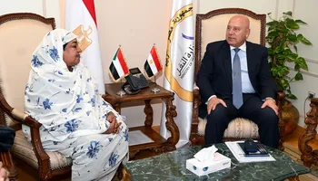 وزير الصناعة والنقل أثناء استقباله وزيرة الصناعة السودانيه