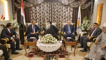 محافظ قنا يقدم التهنئة 