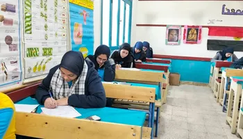 طلاب أثناء تأدية الامتحانات