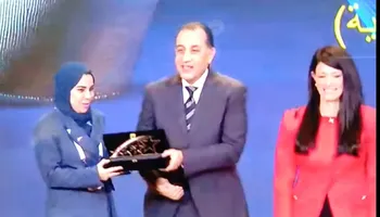 إخلاص الجارحي أثناء تسلم الجائزة