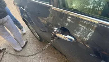 السياره مكبله بالسلاسل 