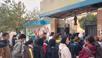 الطلاب يدخلون اللجان