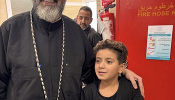 المتحدث الإعلامي باسم مطرانية بورسعيد يُتم جرعات "المصل" ويواسي الطفل "آدم" ضحية الكلب الضال