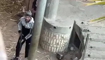 المتهم اثناء احتجاز اسرة بقنا